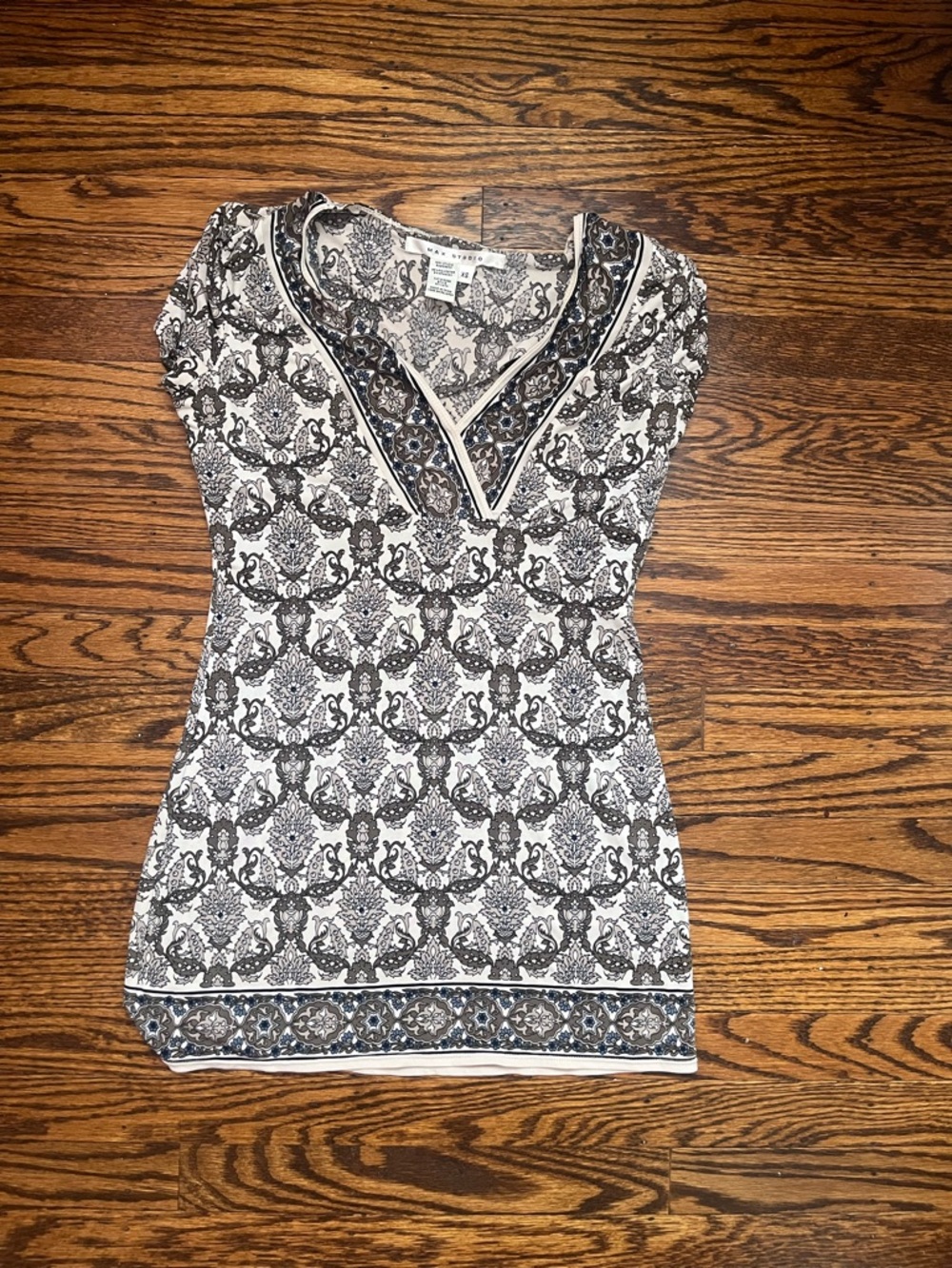 Max Studio Black and White V-Neck Printed Short Sleeve Top